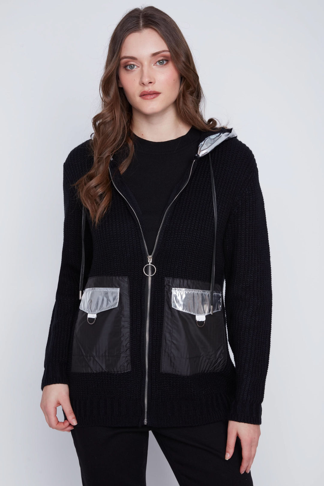 Veste à capuchon noire avec poches plaquées contrastantes et cordon ajustable, parfaite pour un look décontracté.
