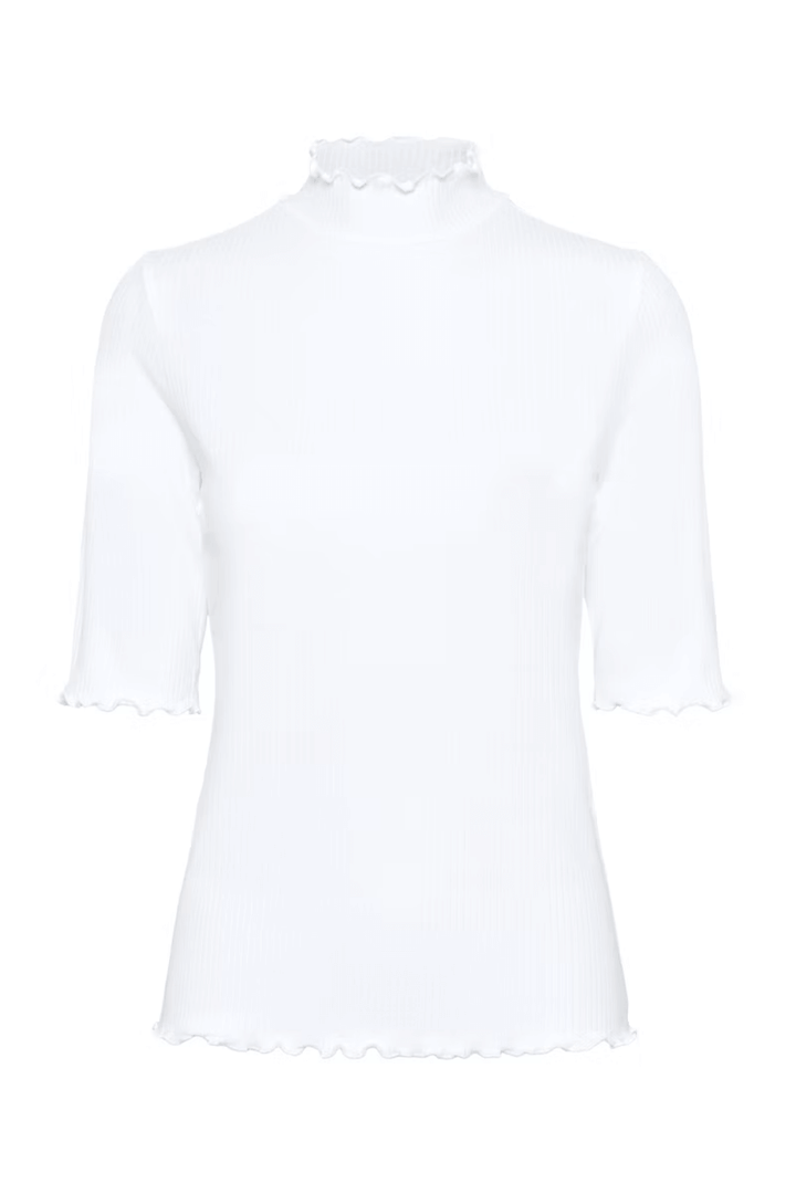 T-shirt Ribba blanc avec col montant festonné et maille côtelée, manches mi-longues, coupe ajustée, style chic féminin.