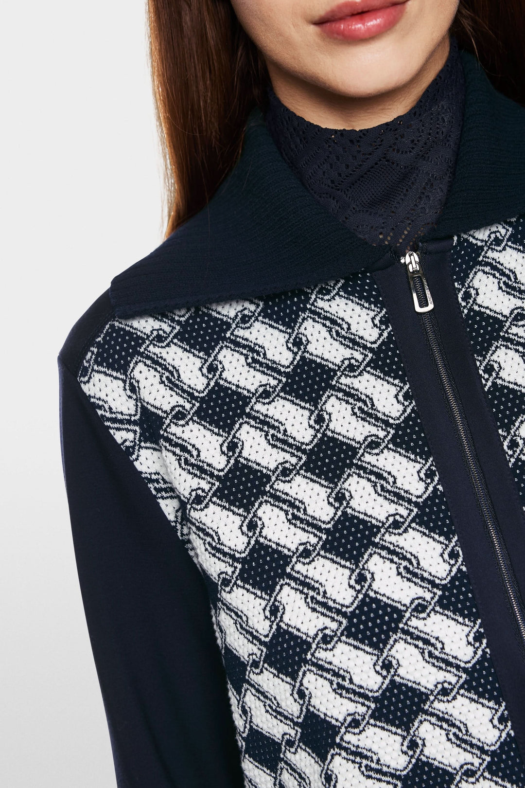 Cardigan zippé en maille fine avec motif graphique contrasté et col montant.