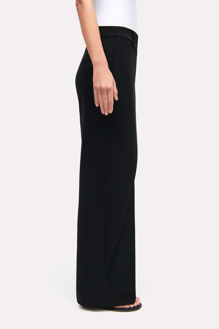 Pantalon Anais à jambe large, silhouette fluide et confortable, avec détail wrap à l'avant, couleur noire.