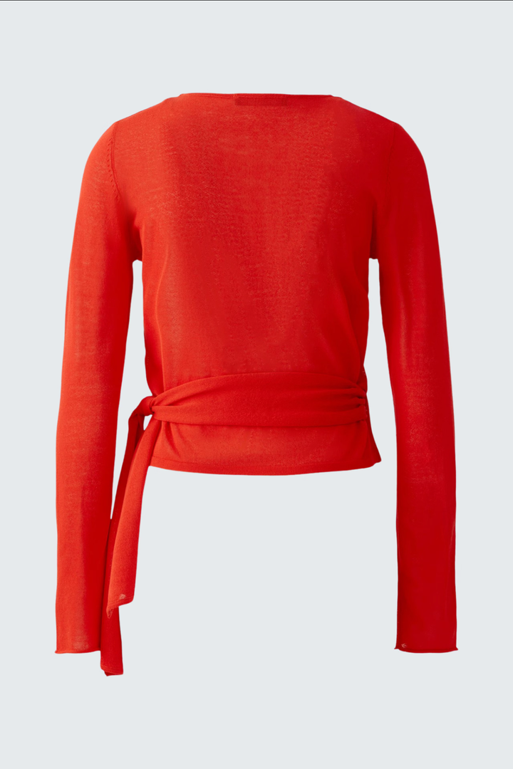 Chandail portefeuille rouge, à manches longues et décolleté en V, avec lien à nouer à la taille.
