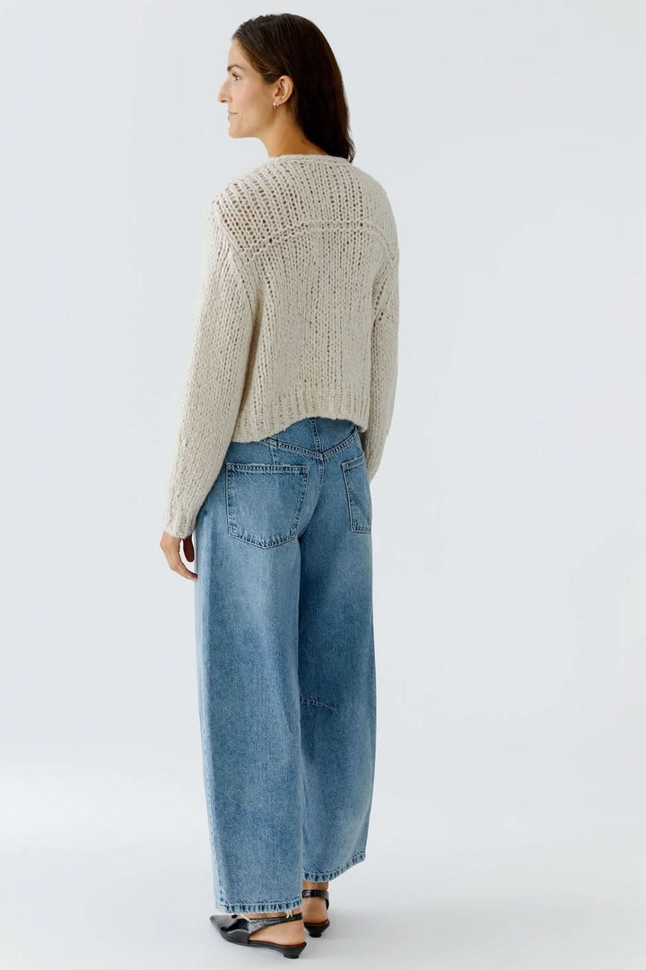 Veste en tricot épais à boutons bijoux vue de dos, parfaite pour tenues automne-hiver, élégance décontractée et chaleur en maille ajourée.