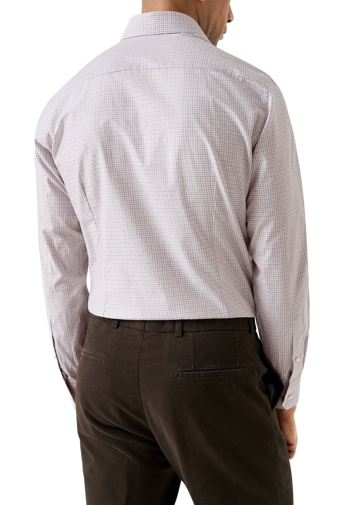 Homme portant une chemise en coton à carreaux fins multicolores, tons sobres et élégants combinant beige, bleu et bordeaux.