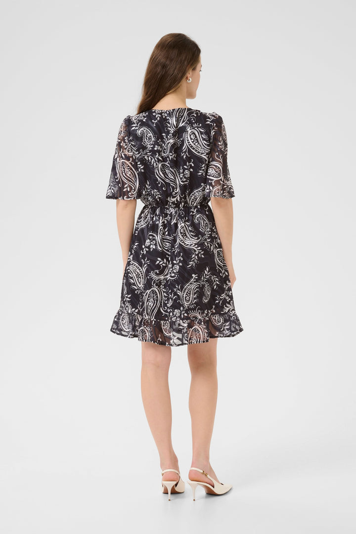 Robe courte à imprimé cachemire, légère avec manches papillon, vue arrière, idéale pour les événements estivaux.