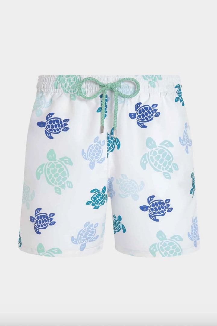Vue de face maillot de bain imprimé tortues Vilebrequin homme bleu avec détail unique - Valérie Simon