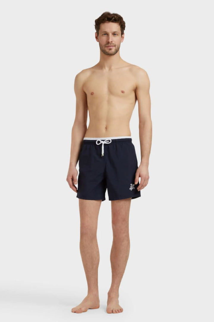Vue de face maillot de bain Vilebrequin pour homme rouge uni avec logo discret - Valérie Simon
