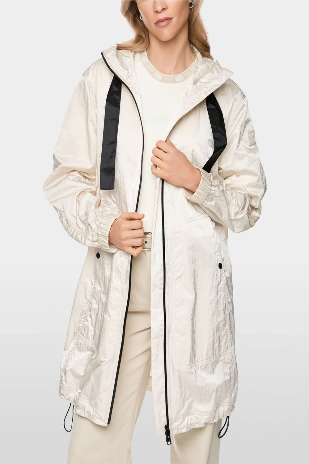 Vue latérale coupe-vent Marc Cain pour femme noir avec capuchon, détails poches zippées - Valérie Simon