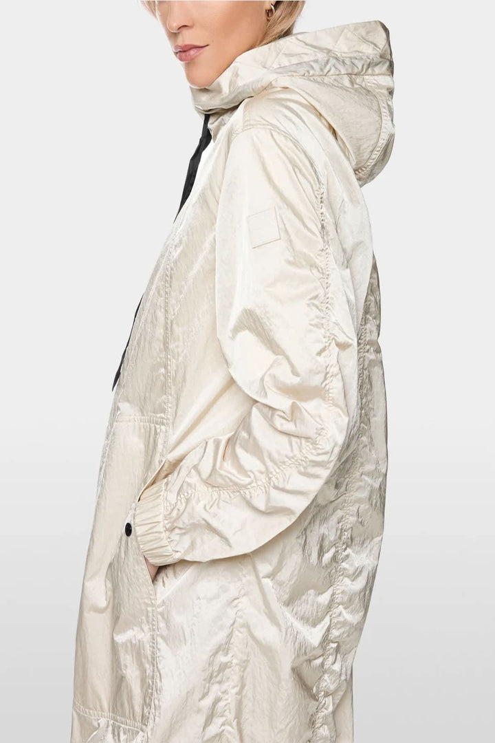 Vue de côté manteau femme Marc Cain beige à capuchon détail zips - Valérie Simon
