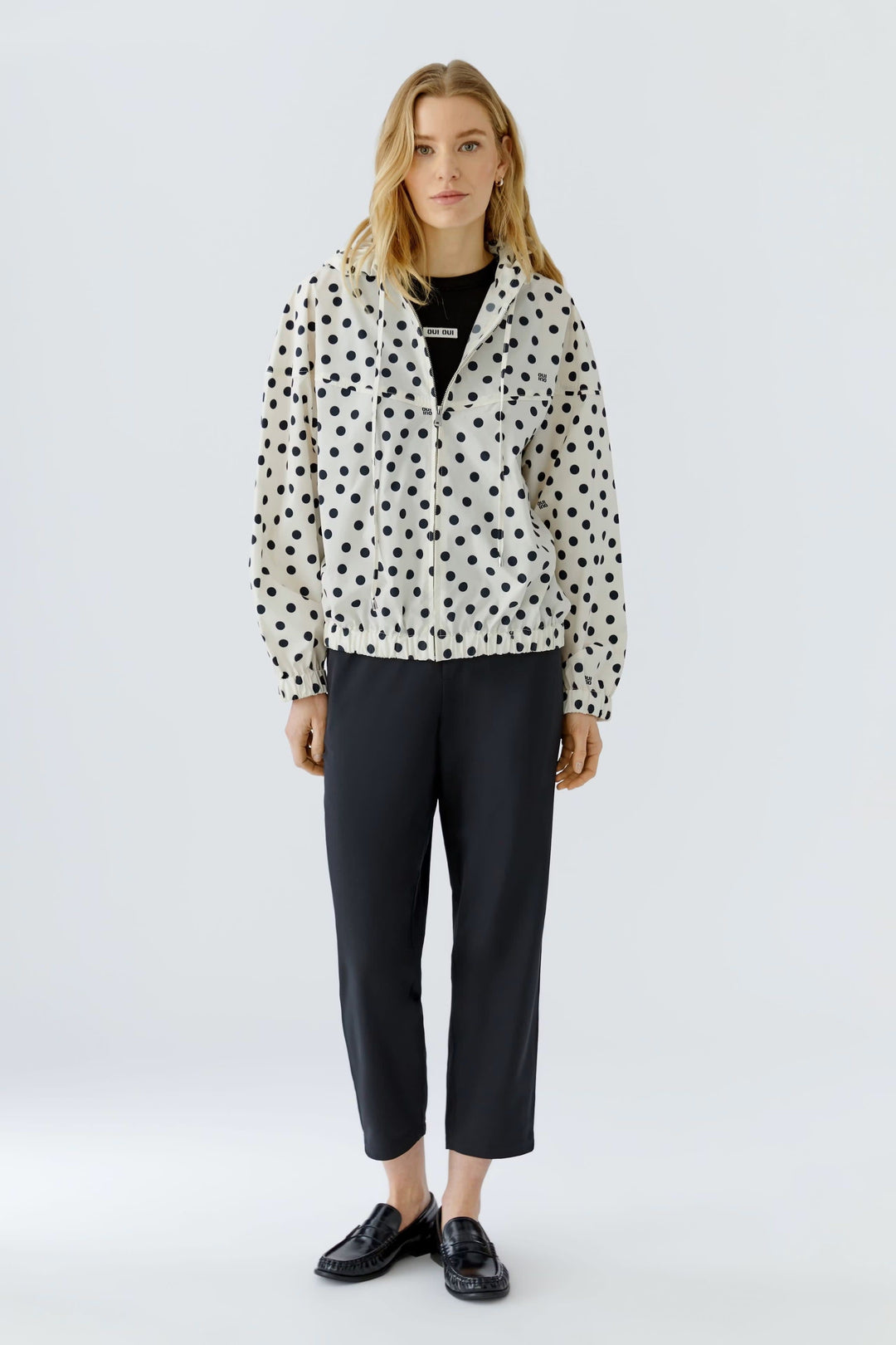 Vue de face manteau à pois noirs Oui pour femme beige - Valérie Simon