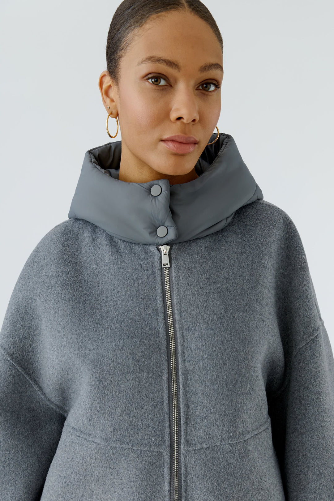 Manteau court à capuchon vue de face pour femme Oui