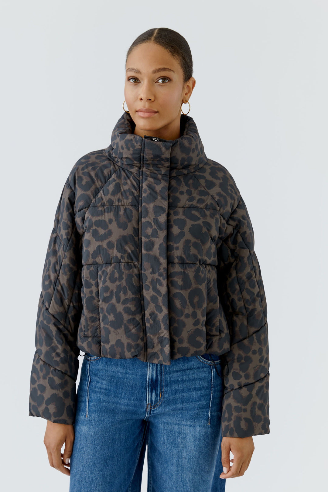 Manteau court matelassé à imprimé léopard vue de face pour femme Oui