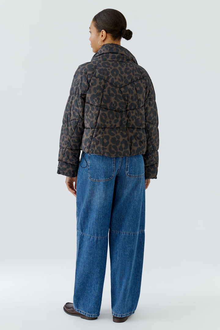 Manteau court matelassé imprimé léopard vue de face pour femme Oui