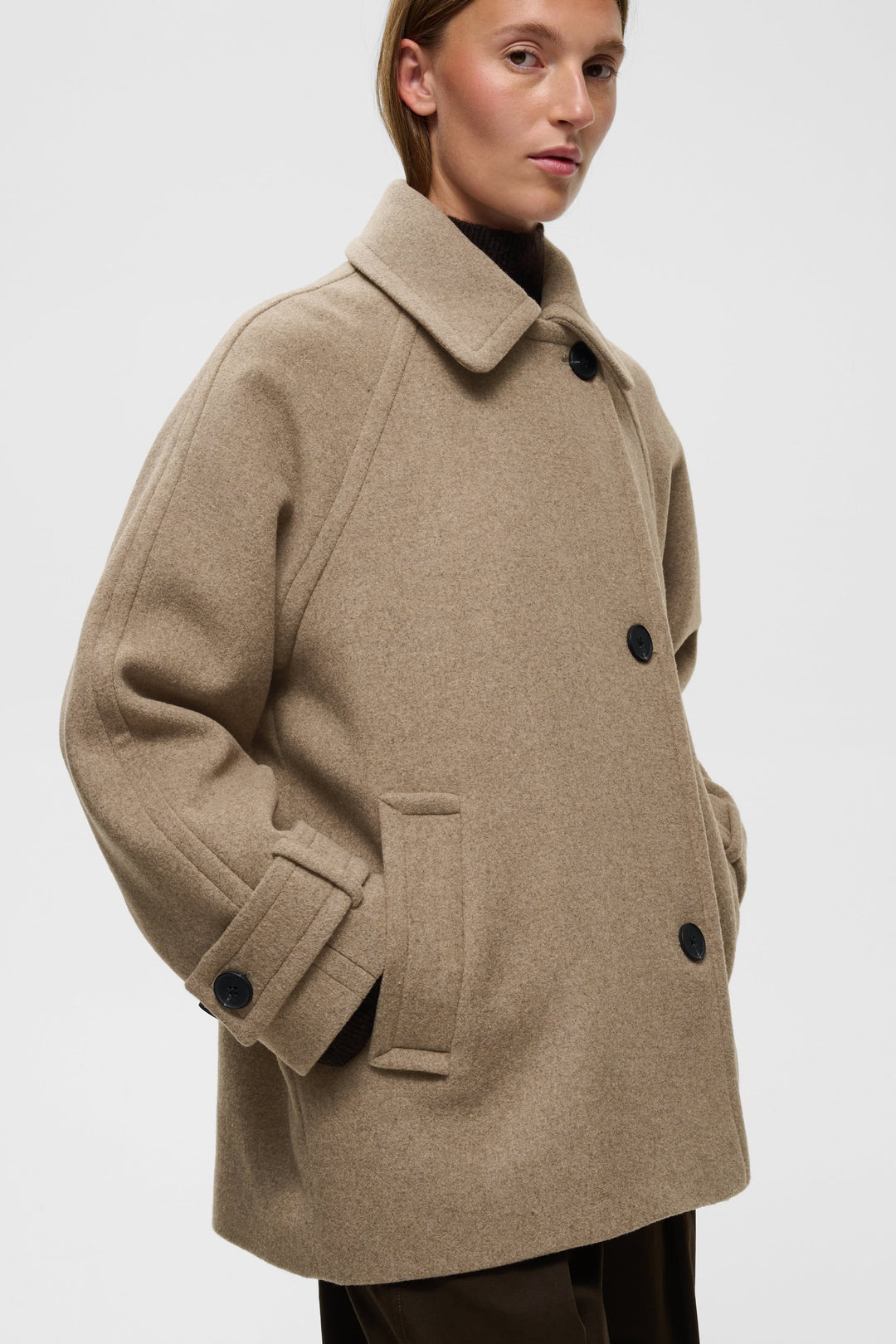 Thora Minona short coat with a relaxed Fit and classic collar, front view, for women Inwear