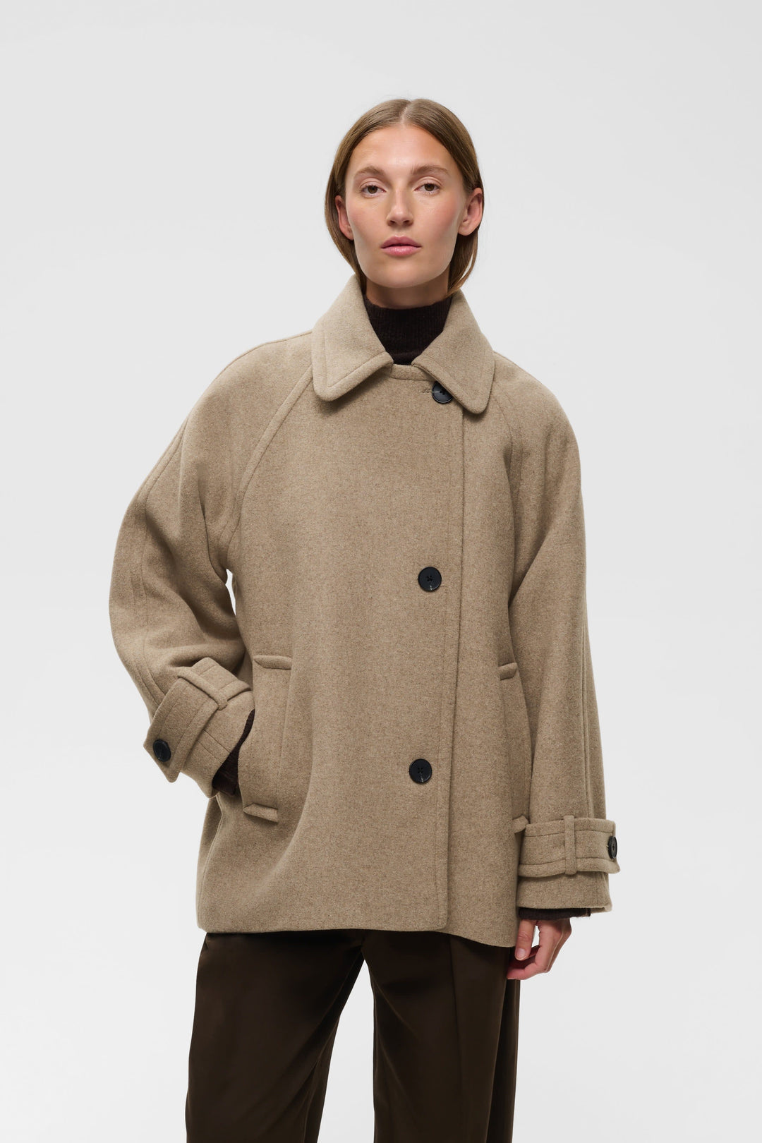 Thora Minona short coat with a relaxed fit and classic collar, front view, for women Inwear
