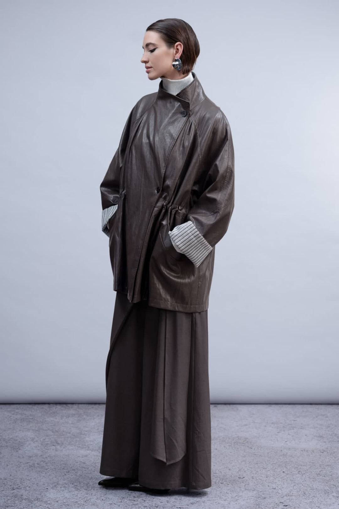 Vue de face manteau similicuir Haako pour femme noir avec col large - Valérie Simon