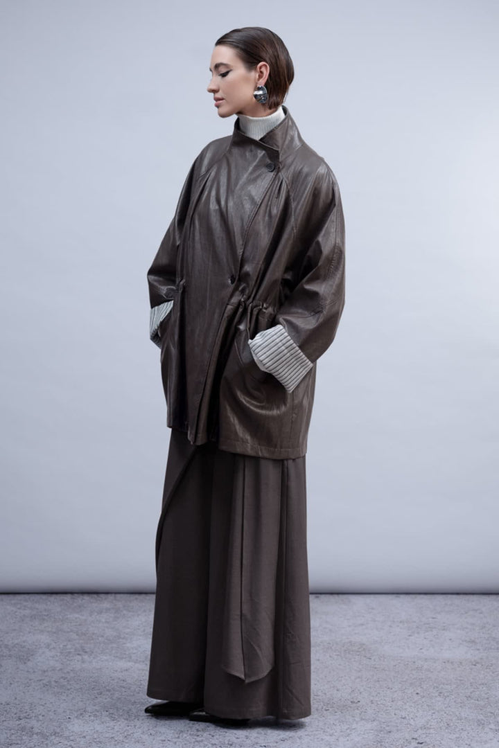 Vue de face manteau similicuir Haako pour femme noir avec col large - Valérie Simon
