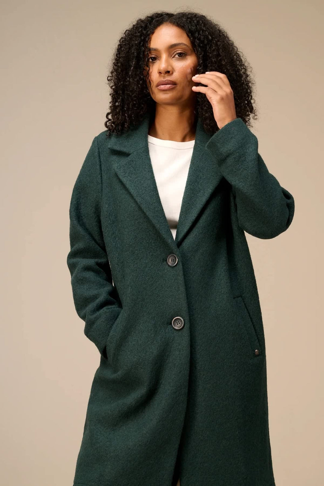 Manteau long à col tailleur vue de face pour femme Nile