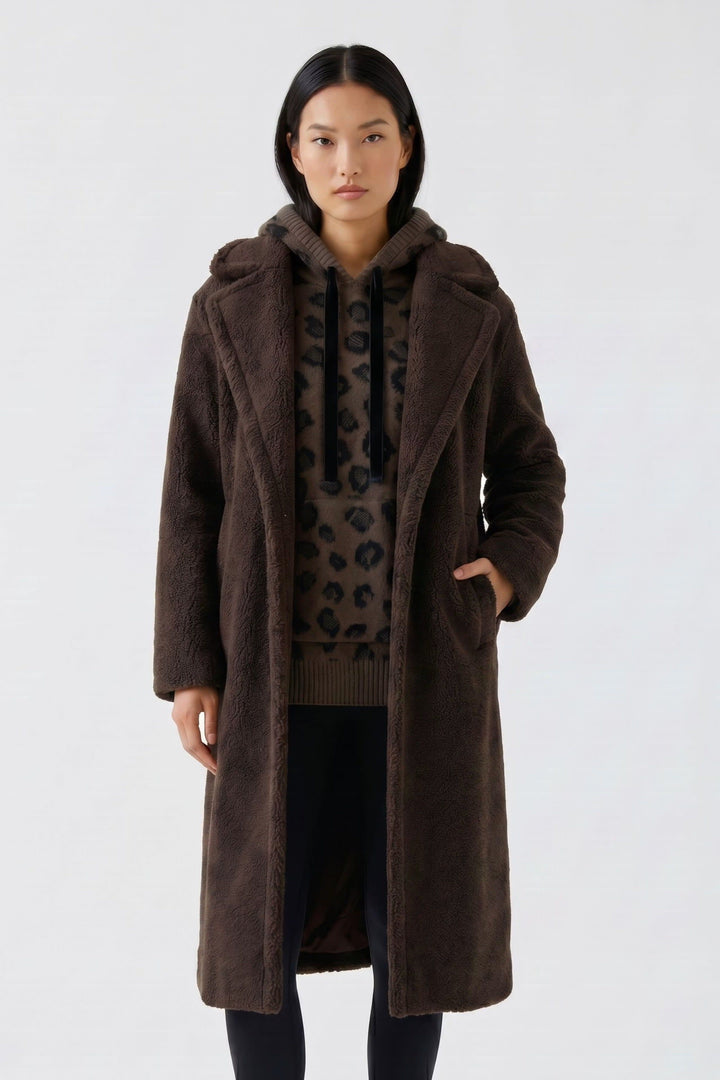 Vue de front manteau long effet peluche marron avec col large pour femme - Valérie Simon