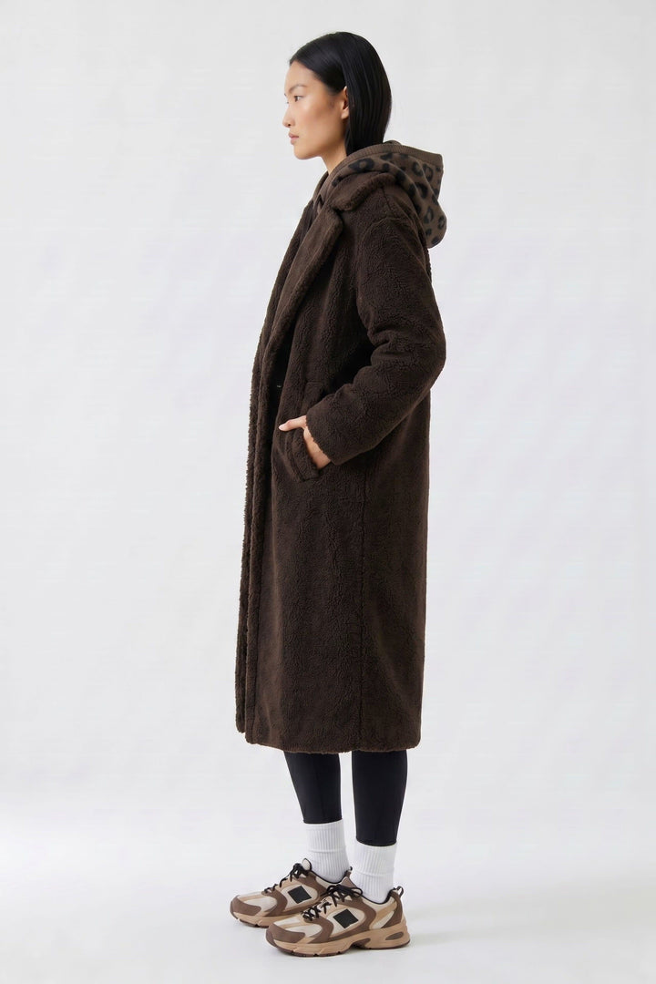 Vue de face manteau long effet peluche Oui pour femme en beige avec col large - Valérie Simon