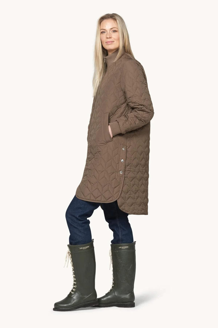 Manteau long matelassé noir vue de face pour femme Ilse Jacobsen