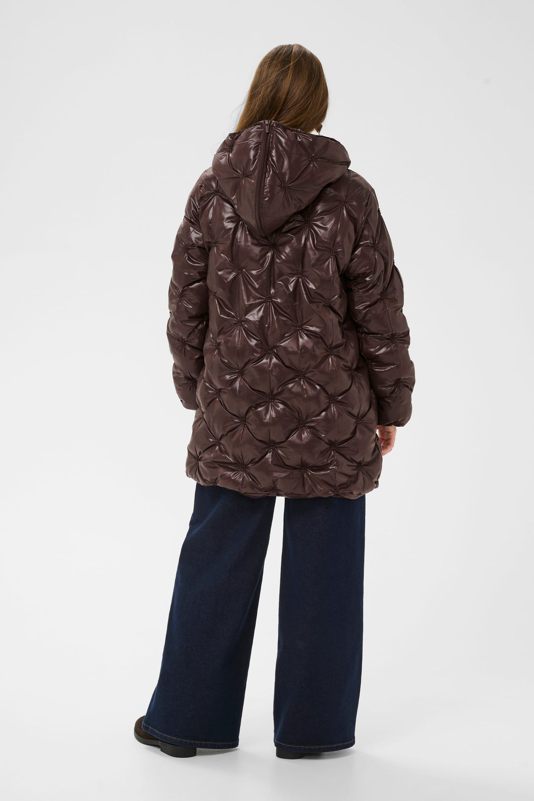 Manteau long matelassé à col montant vue de face pour femme Cream