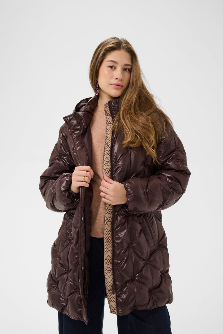 Manteau long matelassé à col montant vue de face pour femme Cream