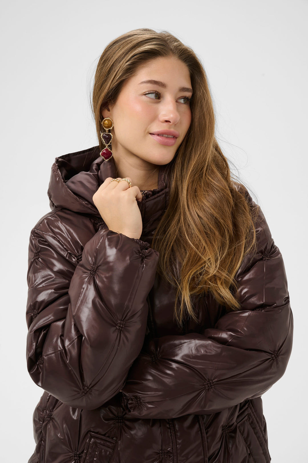 Manteau long matelassé à col montant vue de face pour femme Cream