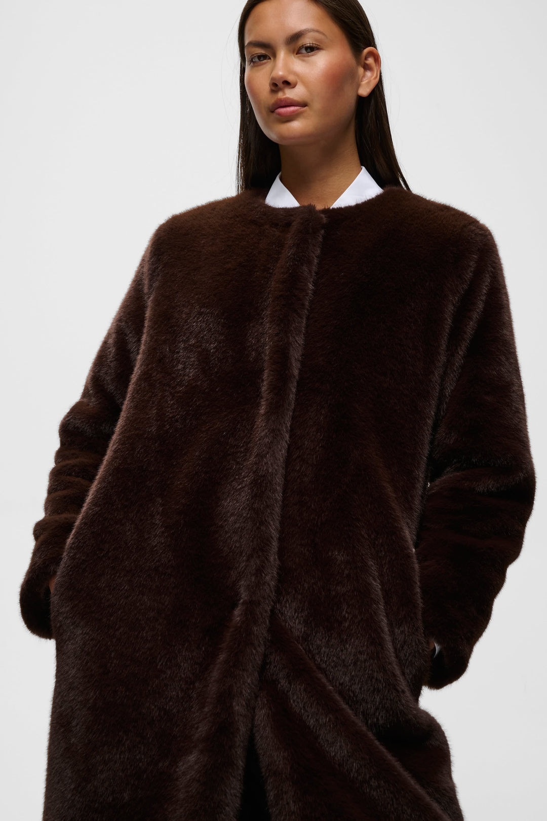 Manteau long Zabelle en fausse fourrure à col rond vue de face pour femme Inwear