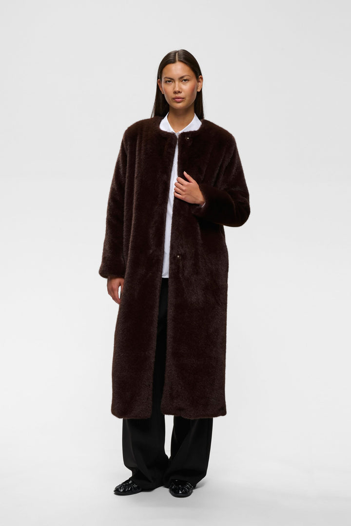 Manteau long Zabelle en fausse fourrure à col rond vue de face pour femme Inwear