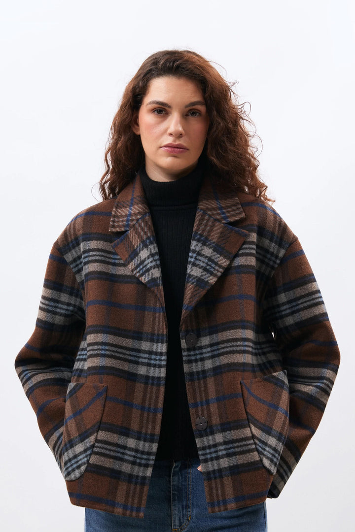 Manteau Murano court à carreaux et coupe ample vue de face pour femme Humility