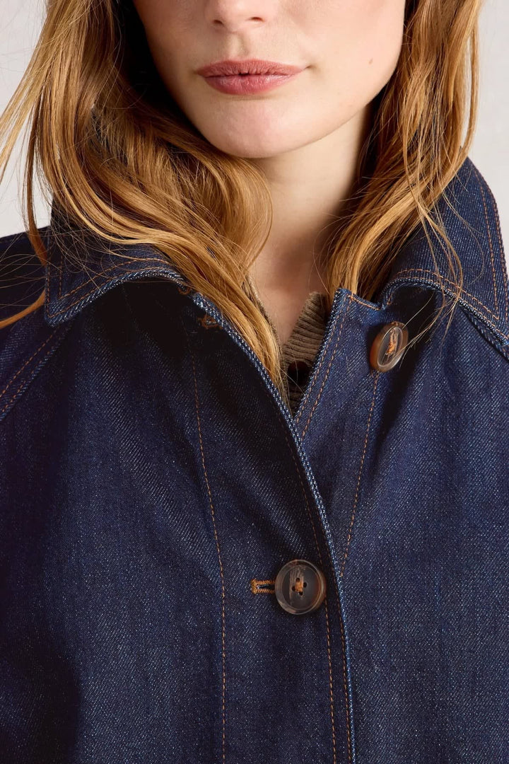 Vue arrière manteau long denim White Stuff pour femme bleu avec coutures apparentes - Valérie Simon