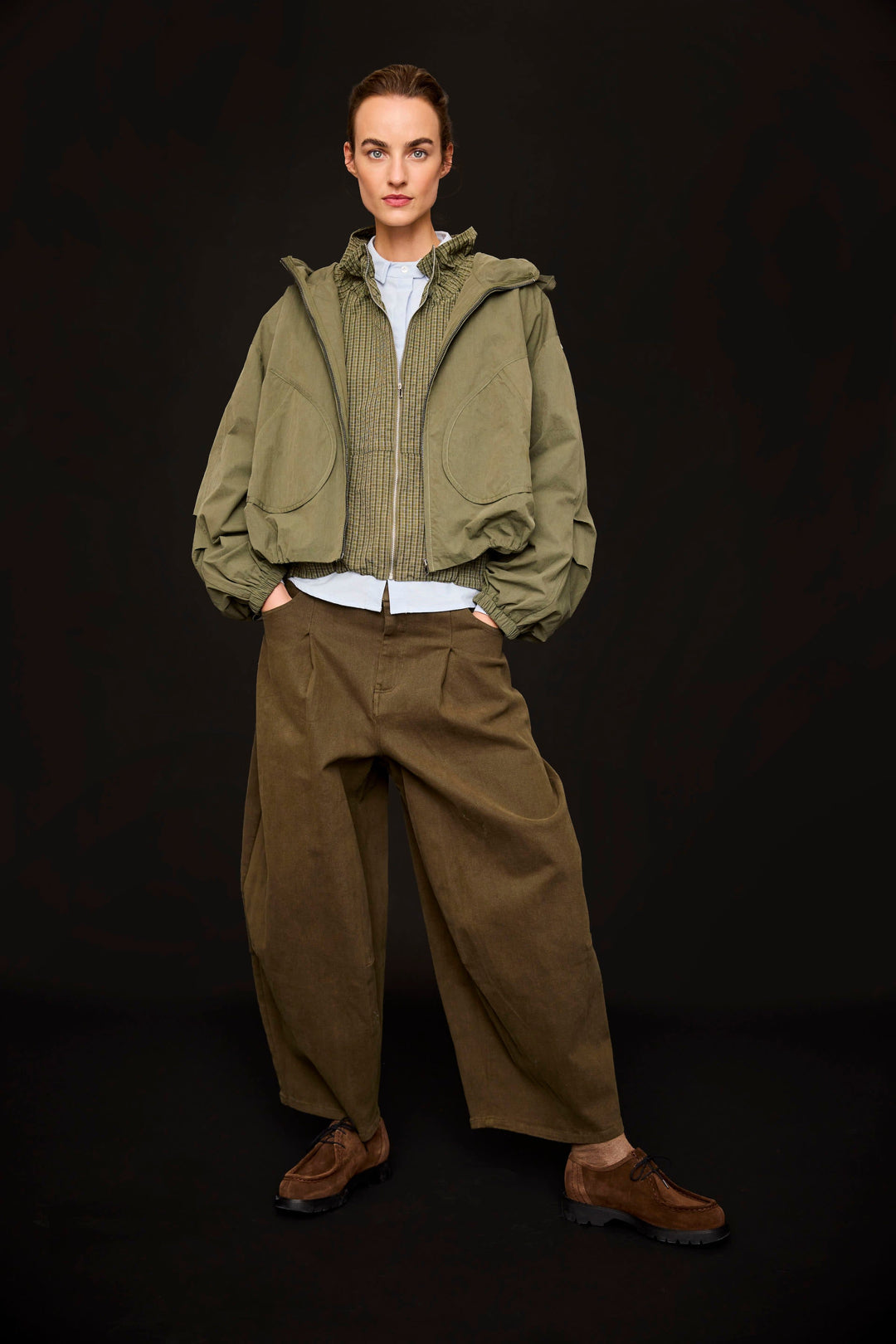 Vue de face manteau Paddy court à capuchon JC SOPHIE vert olive avec ceinture, détails des poches - Valérie Simon