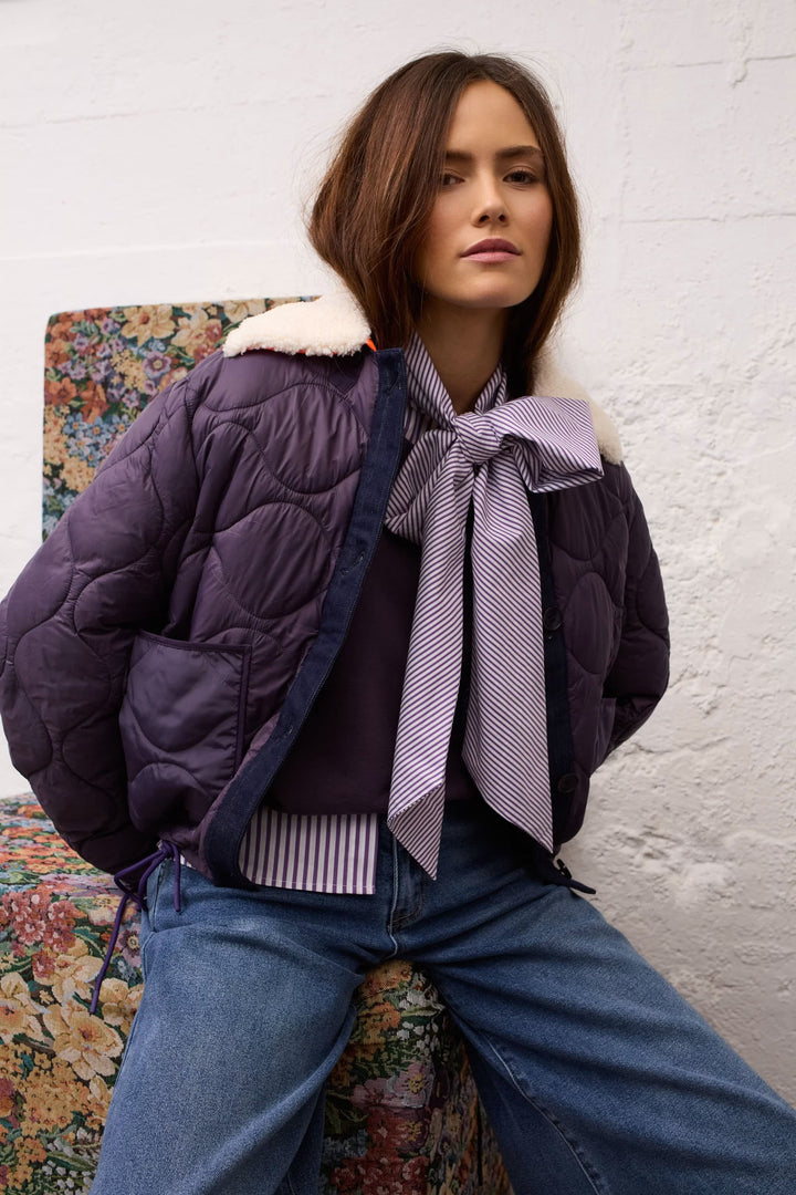 Vue de côté manteau réversible mattelassé pour femme bleu avec motif unique - Valérie Simon