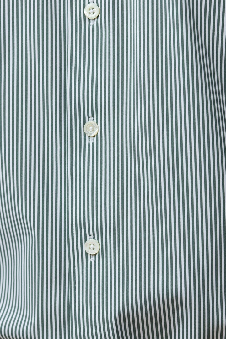 Chemise à rayures vertes fines