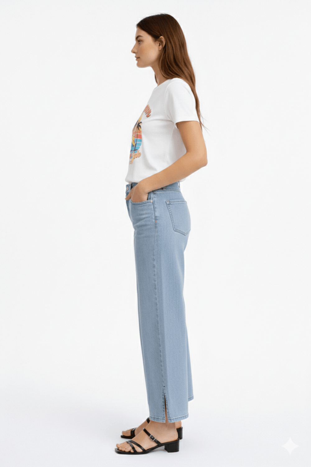 Jeans jambe large écourtée en denim structuré avec fente, coupe moderne, taille régulière, poches avant et arrière, confort quotidien.