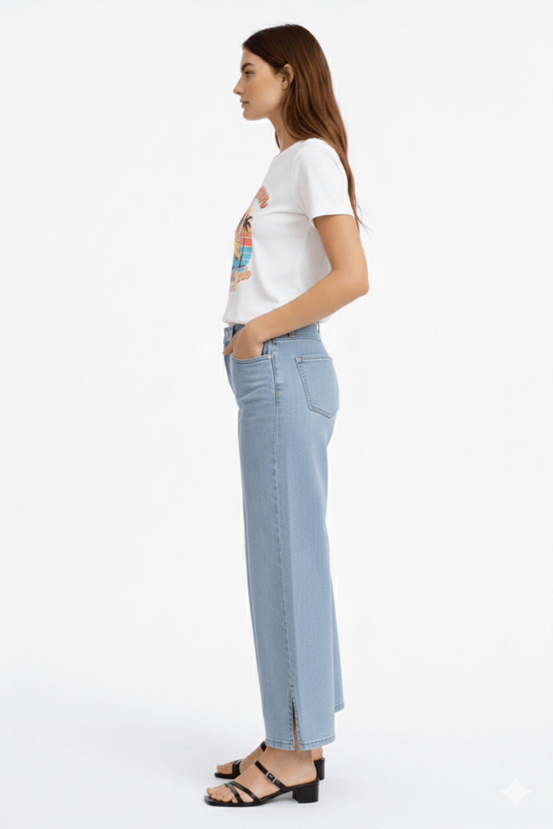 Jeans jambe large écourtée en denim structuré avec fente, coupe moderne, taille régulière, poches avant et arrière, confort quotidien.