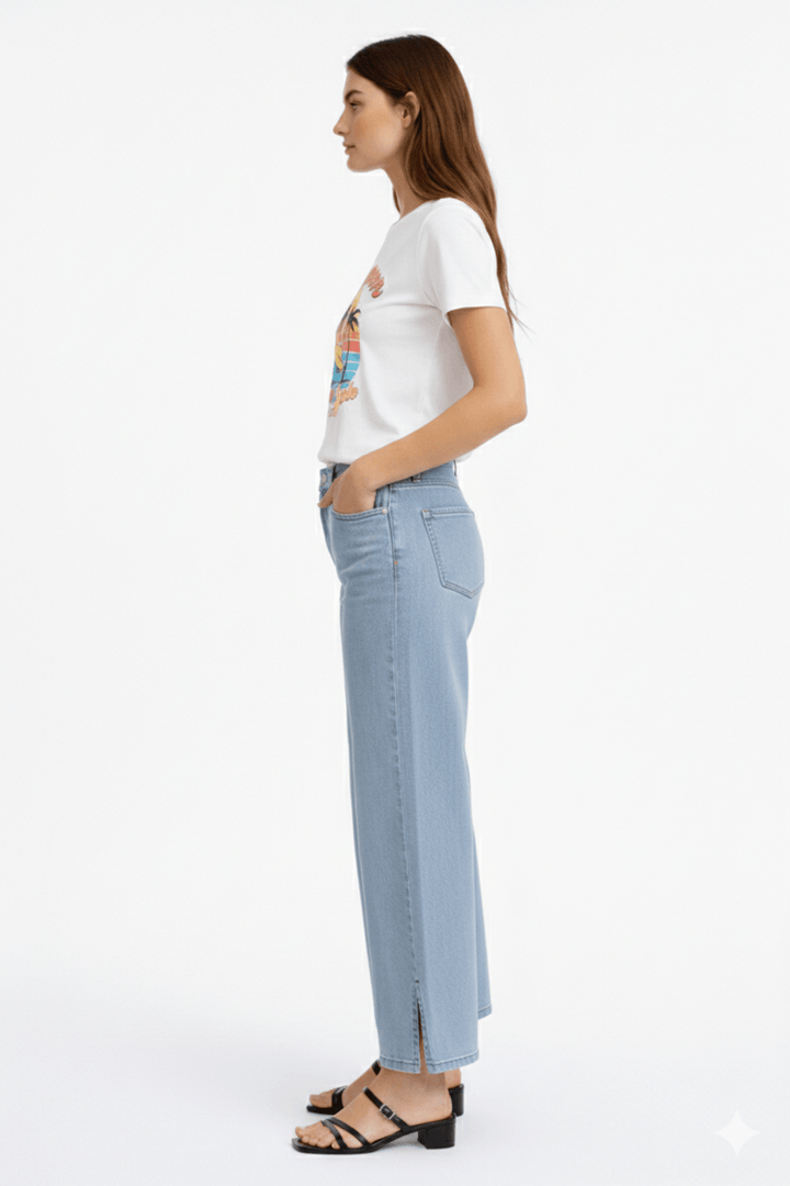 Jeans jambe large écourtée en denim structuré avec fente, coupe moderne, taille régulière, poches avant et arrière, confort quotidien.