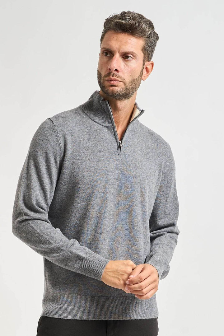 Fitted virgin wool sweater with round neck Fit