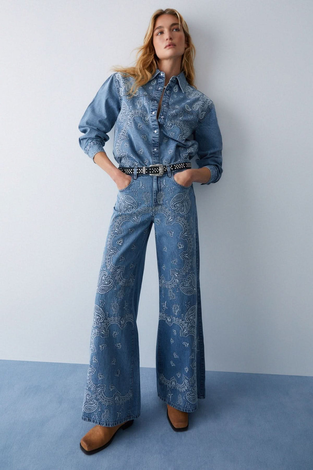 Jean à jambe large imprimé en denim souple, coupe fluide, motif audacieux pour une silhouette allongée, confort et style quotidien.