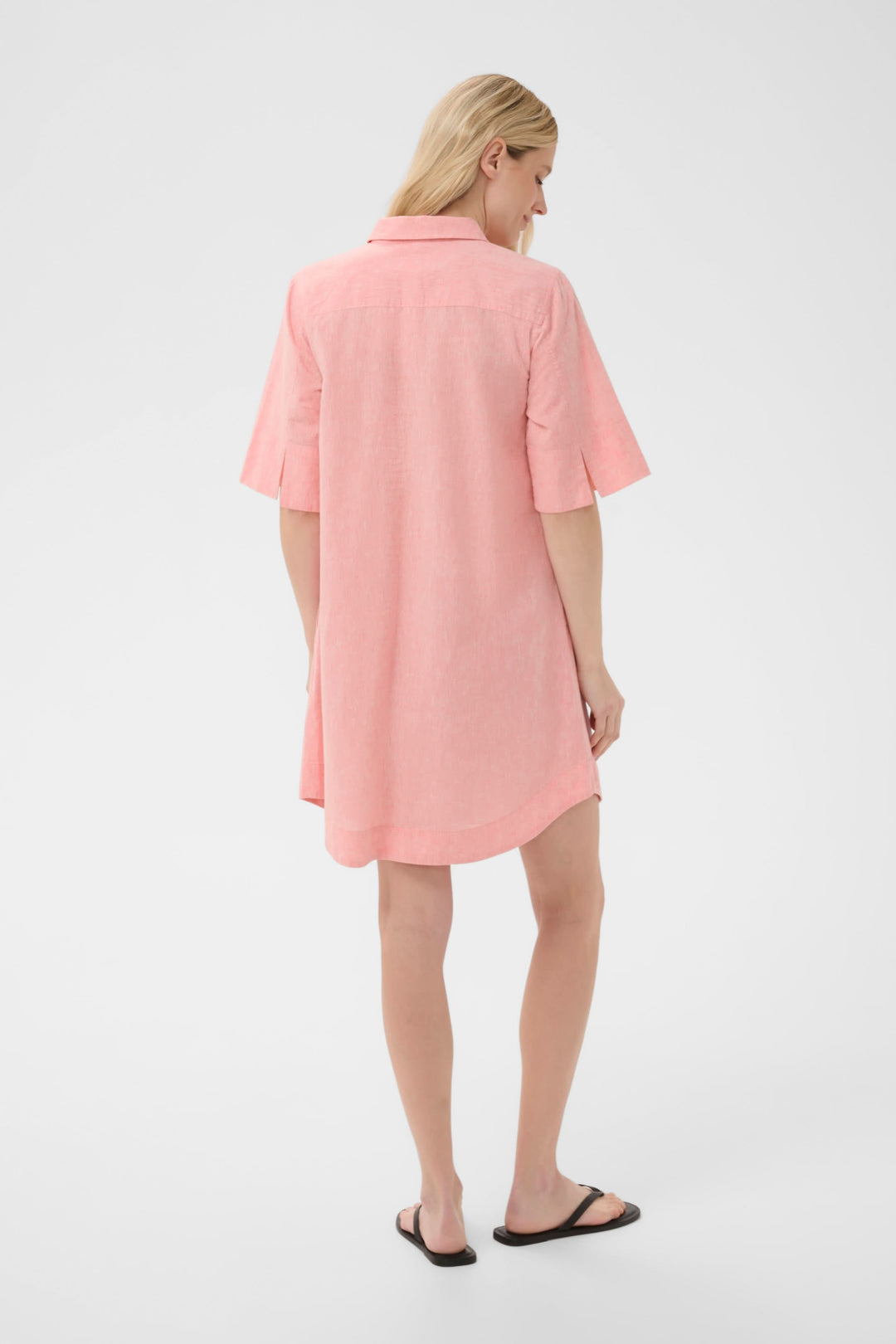 Vue arrière de la Robe chemise Berrit fluide à manches courtes rose, style décontracté, col chemise, poches latérales.
