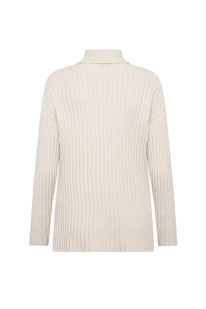 Tricot col montant en maille côtelée, coupe droite, couleur neutre, idéal pour un look décontracté et élégant.