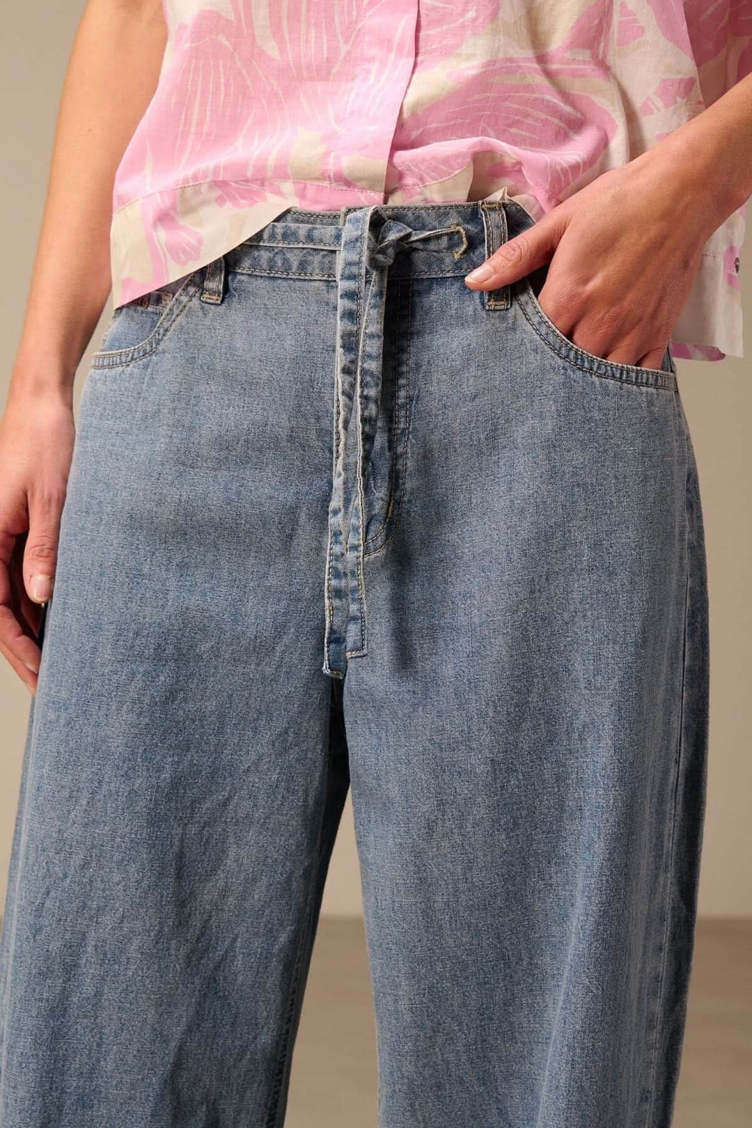 Jean à jambe large avec ceinture à nouer