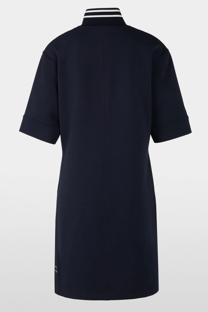 Robe courte stylée, col montant rayé, zip à l'avant, arrière en vue, coupe droite moderne.