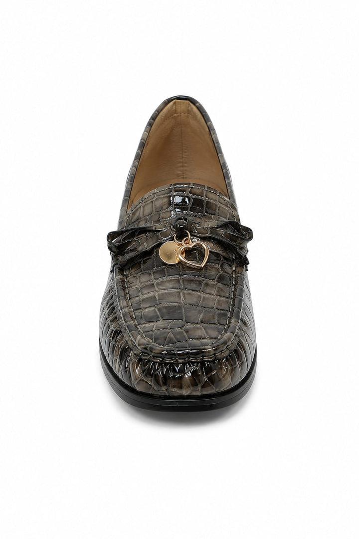 Mocassins effet croco à breloques vue de face pour femme Gabor