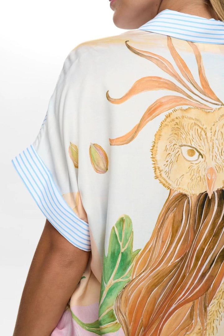 Dos chemise fluide à rayures avec imprimé artistique hibou et motifs colorés.