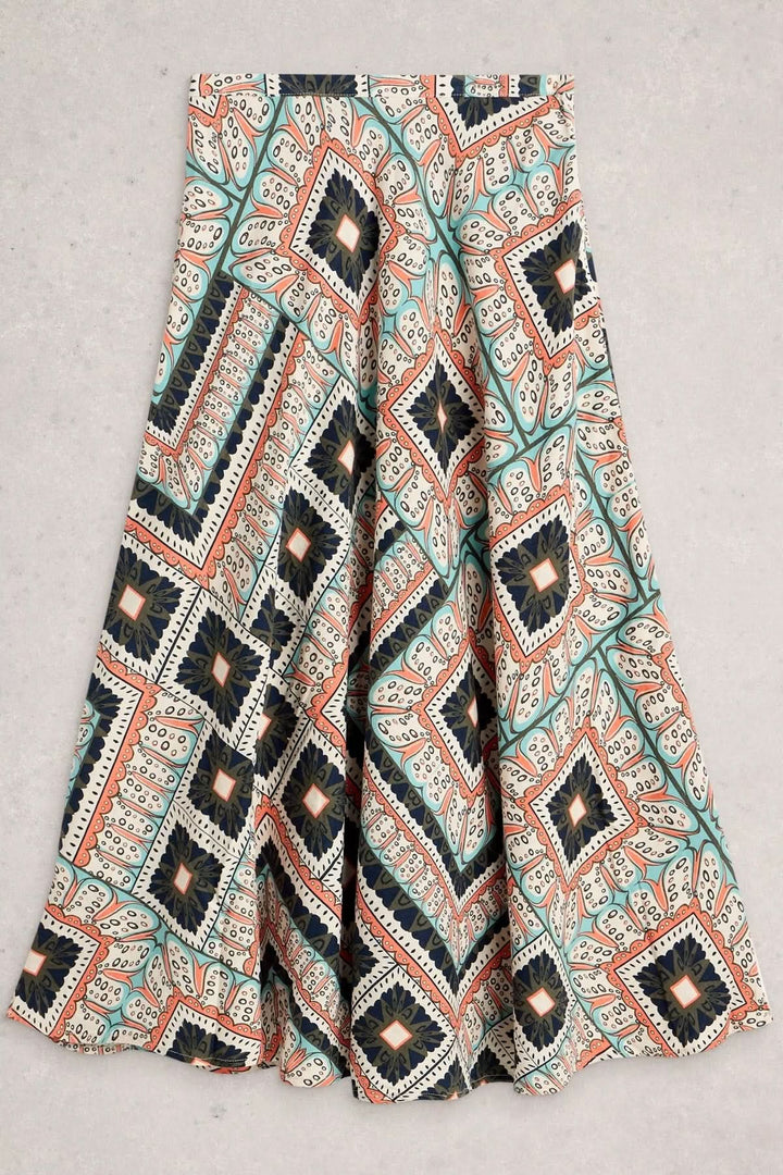 Jupe longue imprimée fluide avec motifs géométriques colorés, coupe évasée et tissu léger pour un style estival chic.