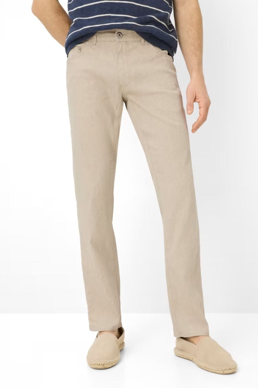 Pantalon style CHUCKL beige coupe droite, léger, confortable pour hommes, avec poches latérales et ourlet retroussé.
