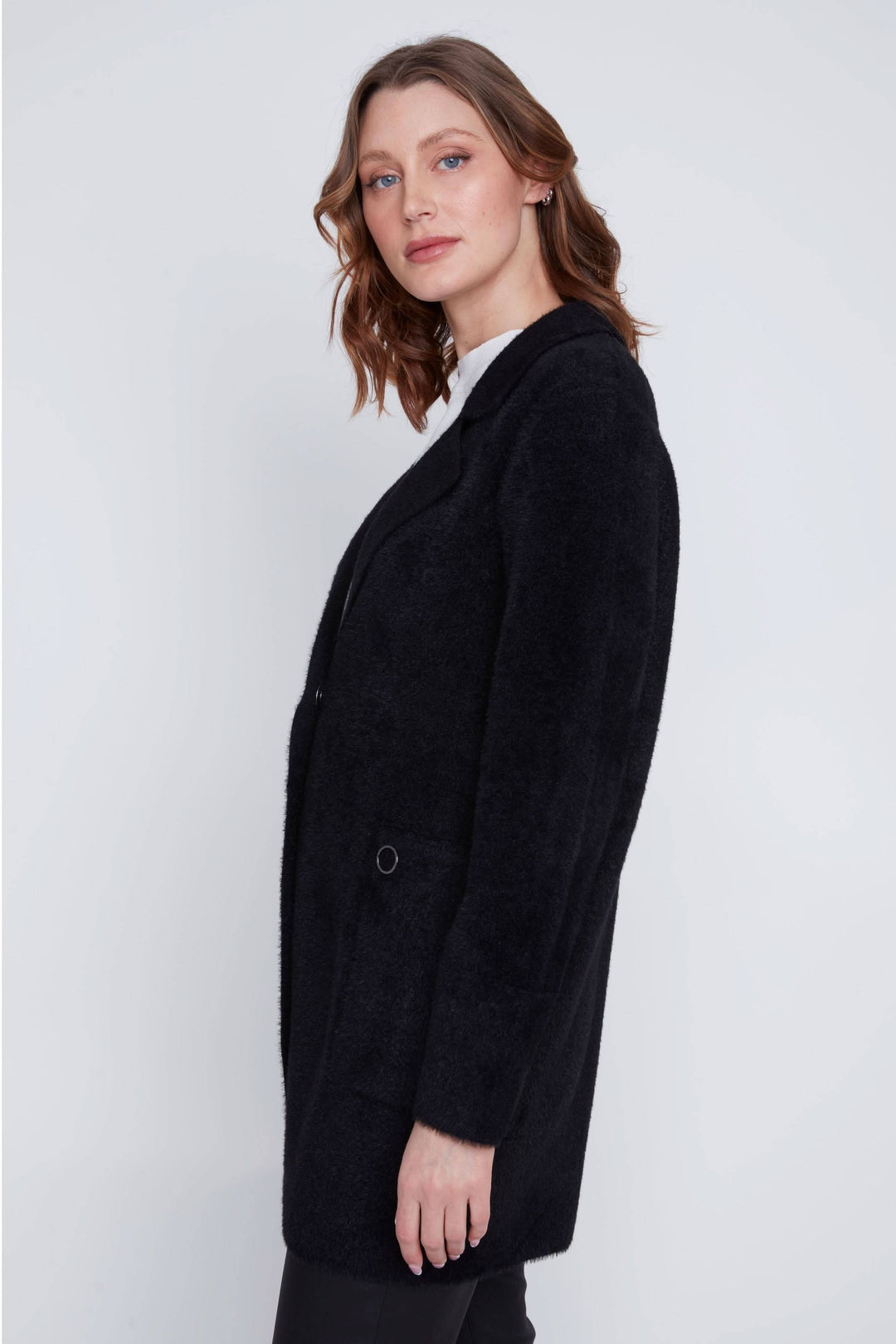 Manteau à poils courts noir, coupe droite élégante avec col à revers, offrant confort et chaleur.