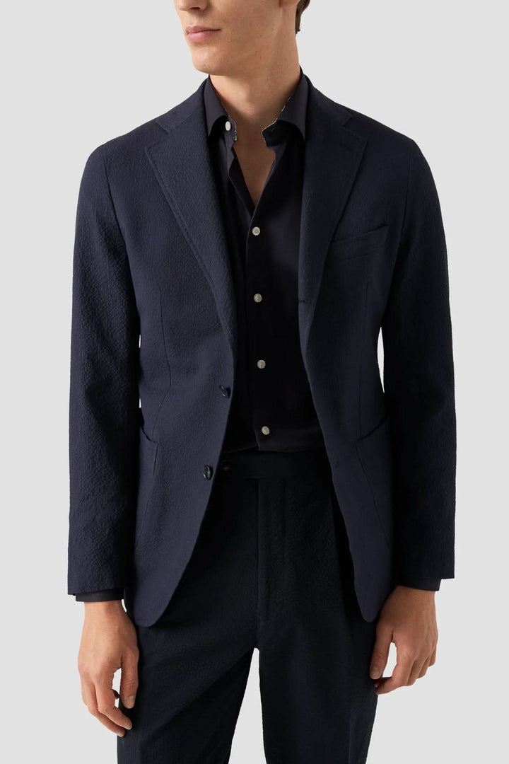 Homme portant une chemise en coton twill avec détails cachemire et costume foncé