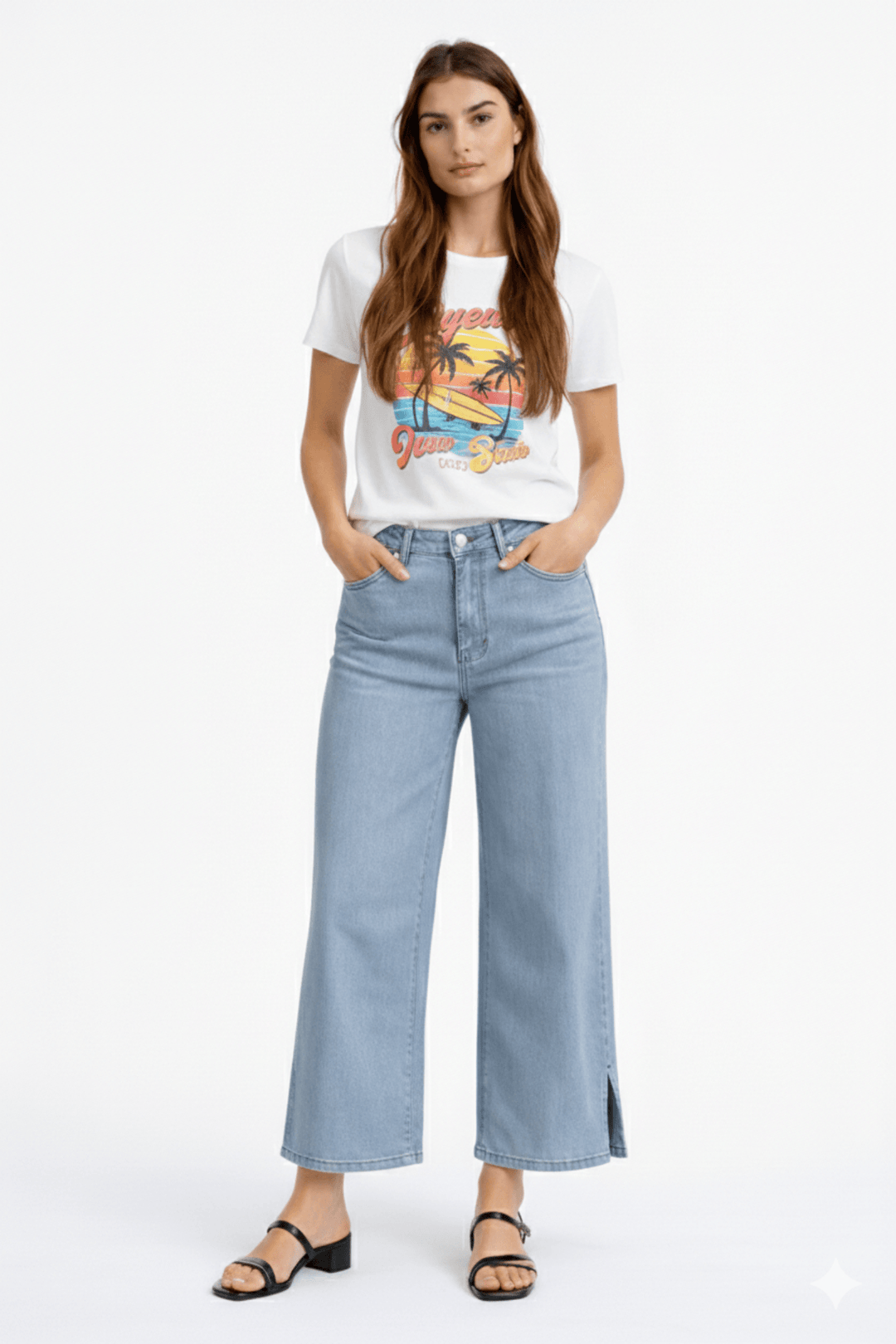 Jeans jambe large écourtée en denim, coupe moderne et décontractée, avec ourlet à la cheville, porté par modèle féminin.